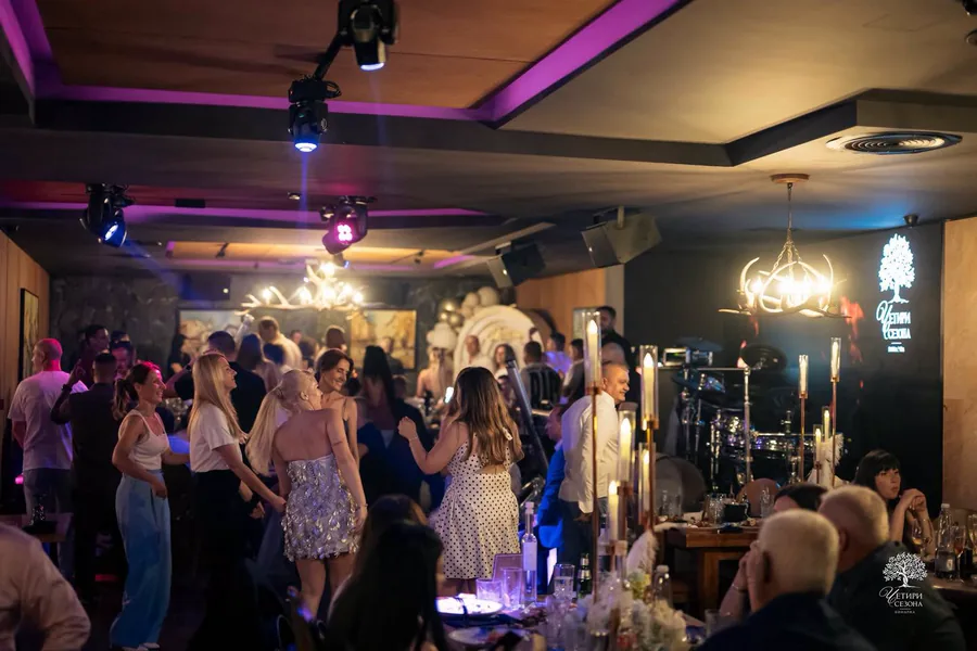 Guests dancing to live music at Four Seasons